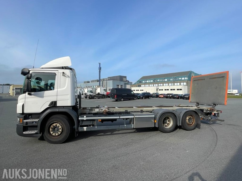 2016 Scania P370 LB6x2 lastebil med lift/løftebord - 3-akslet - Kamera - 208601 km. - Camião transportador de contêineres/ Caixa móvel: foto 2 2016 Scania P370 LB6x2 lastebil med lift/løftebord - 3-akslet - Kamera - 208601 km. - Camião transportador de contêineres/ Caixa móvel: foto 2