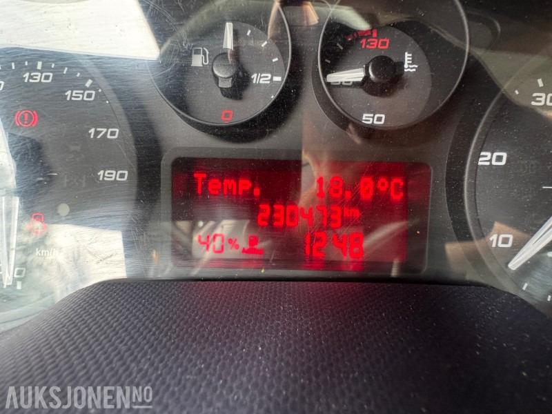 Camião de caixa aberta/ Plataforma 2017 Iveco Daily dobbelkabin m/kran, Webasto, innredning, inverter og vinterhjul: foto 16