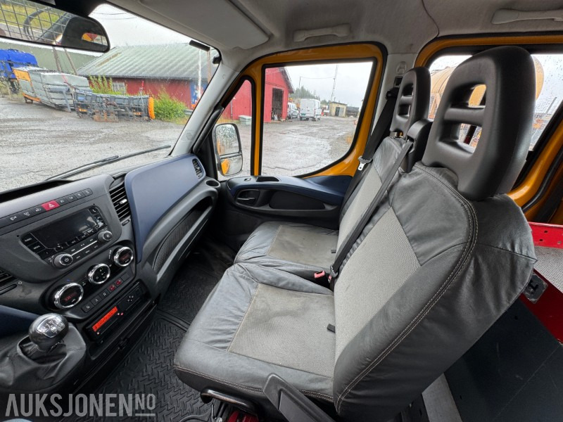 Camião de caixa aberta/ Plataforma 2017 Iveco Daily dobbelkabin m/kran, Webasto, innredning, inverter og vinterhjul: foto 15
