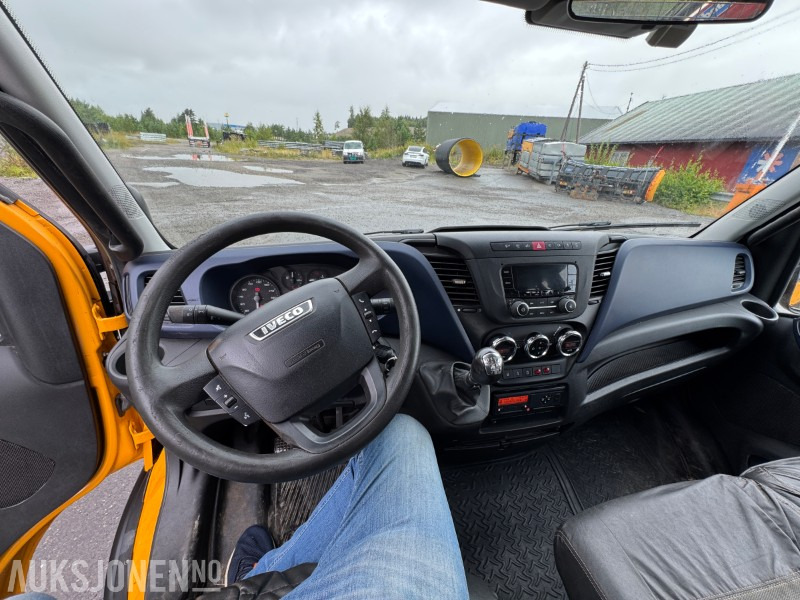 Camião de caixa aberta/ Plataforma 2017 Iveco Daily dobbelkabin m/kran, Webasto, innredning, inverter og vinterhjul: foto 12