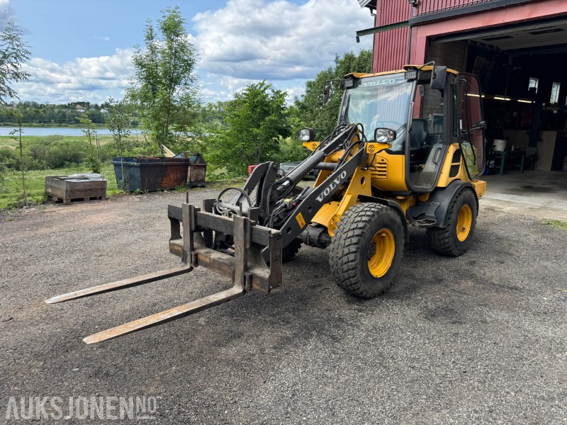 2017 Volvo L25 H S Hjullaster - 4 funksjon - Pallegafler og 2 skuffer - Pá carregadora de rodas: foto 1 2017 Volvo L25 H S Hjullaster - 4 funksjon - Pallegafler og 2 skuffer - Pá carregadora de rodas: foto 1
