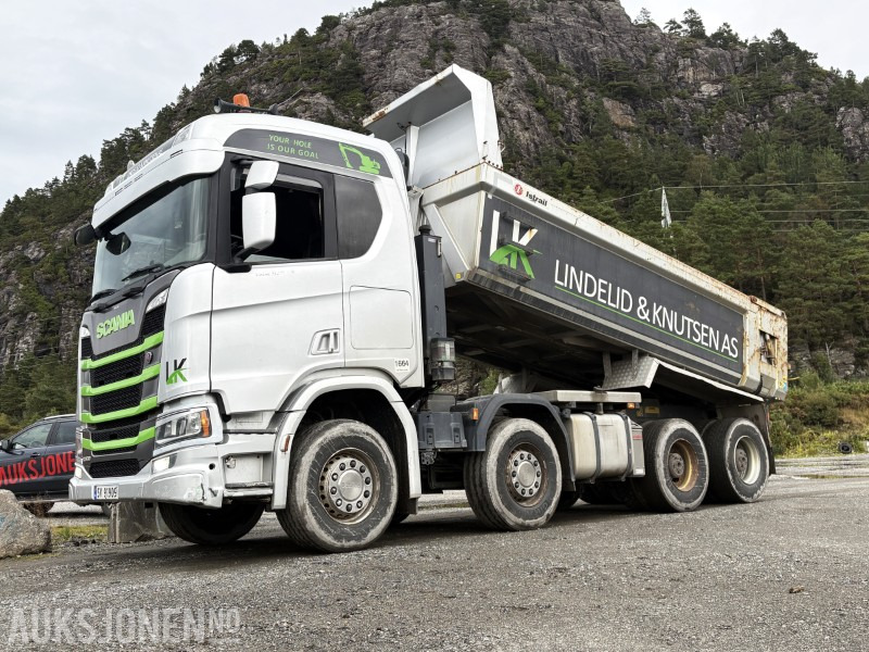 2018 Scania R500 tippbil - 8X4 - Istrail m/hydraulisk stor baklem - rullestolheis - MYE utstyr på denne bilen - Camião basculante: foto 1 2018 Scania R500 tippbil - 8X4 - Istrail m/hydraulisk stor baklem - rullestolheis - MYE utstyr på denne bilen - Camião basculante: foto 1