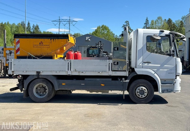 2021 Mercedes-Benz Atego 1530 lappebil/asfaltcontainer/hengsrød plan/adaptiv cruisecontrol/kamera - Camião de caixa aberta/ Plataforma: foto 4 2021 Mercedes-Benz Atego 1530 lappebil/asfaltcontainer/hengsrød plan/adaptiv cruisecontrol/kamera - Camião de caixa aberta/ Plataforma: foto 4