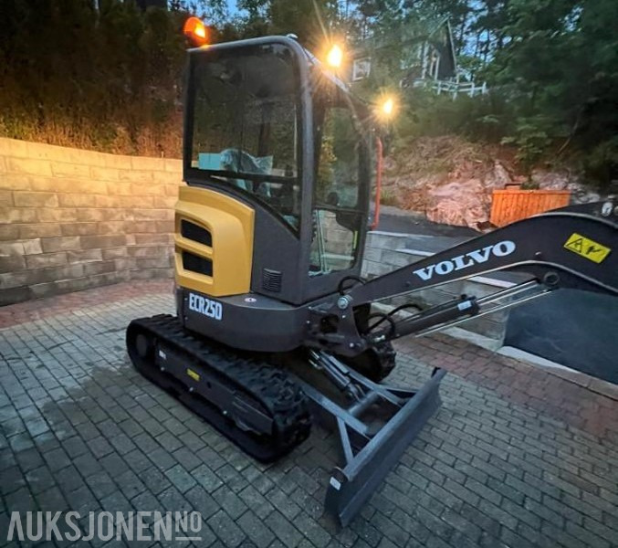 2023 Volvo ECR25D minigraver 9,5 time med NYTT utstyr pigghammer 3 skuffer og smørepistol - Mini escavadeira: foto 4 2023 Volvo ECR25D minigraver 9,5 time med NYTT utstyr pigghammer 3 skuffer og smørepistol - Mini escavadeira: foto 4