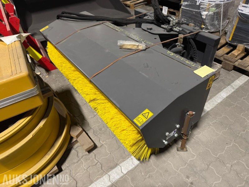 2018 Manitou Hyd Angeled Broom - Hydraulisk sving kost - Equipamento por Máquina de construção: foto 3 2018 Manitou Hyd Angeled Broom - Hydraulisk sving kost - Equipamento por Máquina de construção: foto 3