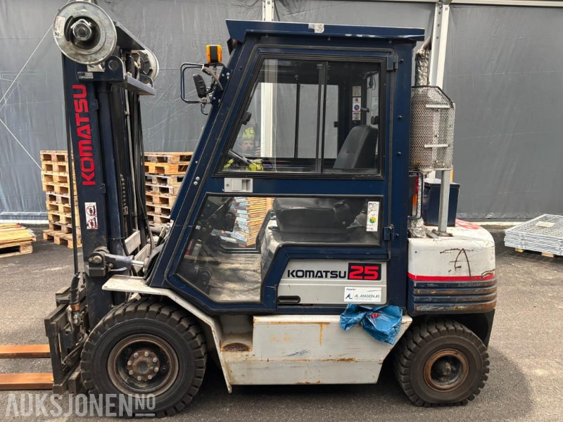 1993 Komatsu FD25T-11E dieseltruck - Equipamento de movimentação: foto 2 1993 Komatsu FD25T-11E dieseltruck - Equipamento de movimentação: foto 2