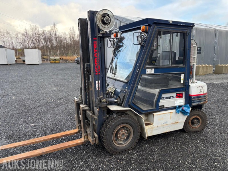 1993 Komatsu FD25T-11E dieseltruck - Equipamento de movimentação: foto 1 1993 Komatsu FD25T-11E dieseltruck - Equipamento de movimentação: foto 1