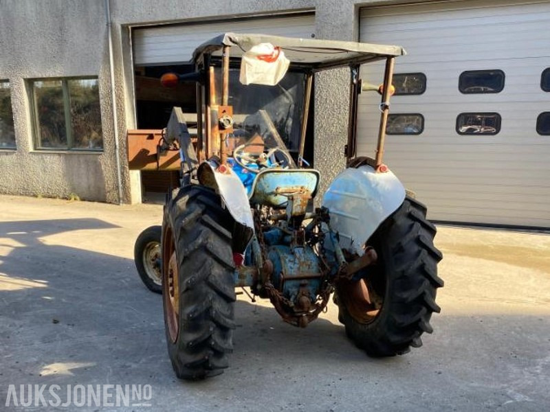 Ford 2000 TRAKTOR MED LASTER SKUFFE KRAFTUTTAK OG 3 PUNKT - Trator: foto 4 Ford 2000 TRAKTOR MED LASTER SKUFFE KRAFTUTTAK OG 3 PUNKT - Trator: foto 4