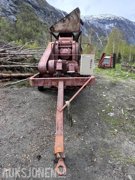 Hengermontert Steinknuser - 20/40 knuser - 230V - 22kW - Styreskap med softstart - Fungerer - Britador: foto 2 Hengermontert Steinknuser - 20/40 knuser - 230V - 22kW - Styreskap med softstart - Fungerer - Britador: foto 2