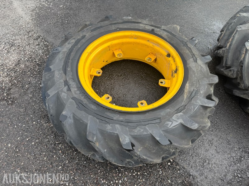 Máquina agrícola 1 GoodYear 12.4-24 traktordekk med felg: foto 1
