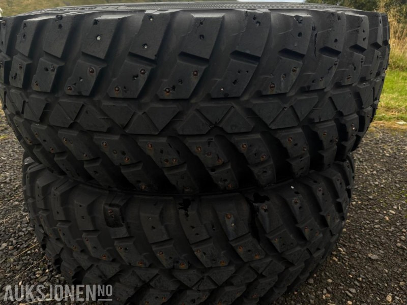2010 Vinterhjulsett med pigg - 440/80R28 + 540/80R38 - Valtra/MF Nokian Tri 2 - Máquina agrícola: foto 2 2010 Vinterhjulsett med pigg - 440/80R28 + 540/80R38 - Valtra/MF Nokian Tri 2 - Máquina agrícola: foto 2