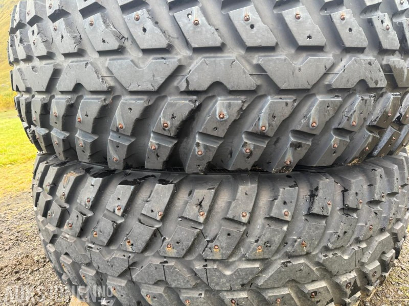2010 Vinterhjulsett med pigg - 440/80R28 + 540/80R38 - Valtra/MF Nokian Tri 2 - Máquina agrícola: foto 1 2010 Vinterhjulsett med pigg - 440/80R28 + 540/80R38 - Valtra/MF Nokian Tri 2 - Máquina agrícola: foto 1