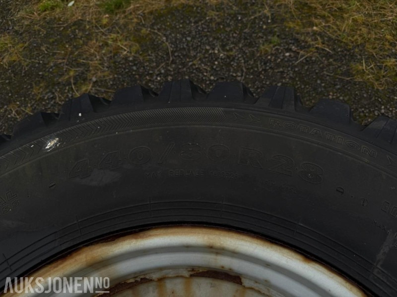 2010 Vinterhjulsett med pigg - 440/80R28 + 540/80R38 - Valtra/MF Nokian Tri 2 - Máquina agrícola: foto 4 2010 Vinterhjulsett med pigg - 440/80R28 + 540/80R38 - Valtra/MF Nokian Tri 2 - Máquina agrícola: foto 4