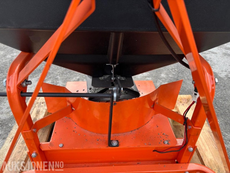 Sandspreder til traktor. 3punktfeste. Prototype - Máquina agrícola: foto 5 Sandspreder til traktor. 3punktfeste. Prototype - Máquina agrícola: foto 5