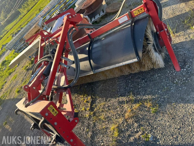 Tokvam - Hydraulisk feiekost med Eurofeste og triangelfeste - FK-21100 - Máquina agrícola: foto 1 Tokvam - Hydraulisk feiekost med Eurofeste og triangelfeste - FK-21100 - Máquina agrícola: foto 1