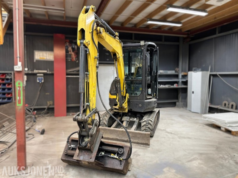 New Holland E35B SR – 2015 – 2184 timer – Nytt beltesett – 2 skuffer, - Mini escavadeira: foto 1 New Holland E35B SR – 2015 – 2184 timer – Nytt beltesett – 2 skuffer, - Mini escavadeira: foto 1