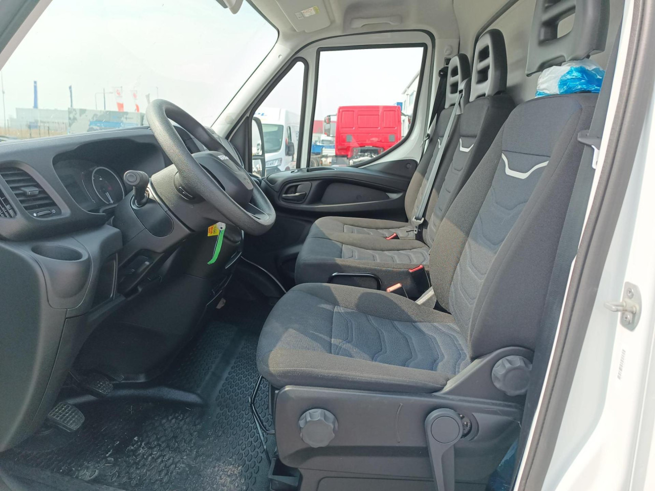 IVECO Daily 35C16H - Carrinha de contentor: foto 3 IVECO Daily 35C16H - Carrinha de contentor: foto 3
