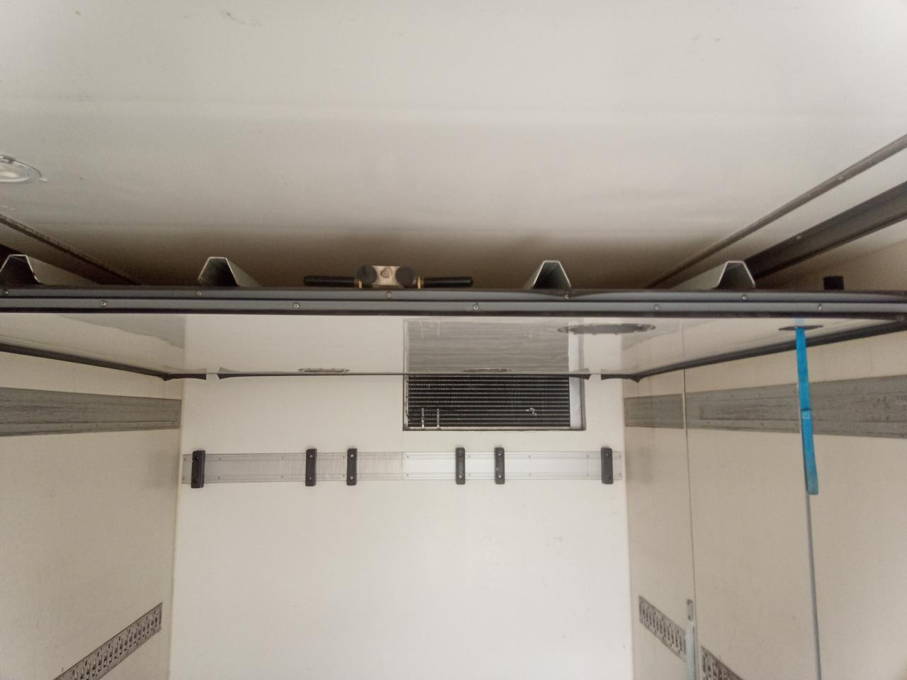 Fotografia de interior 1: Camião frigorífico IVECO Eurocargo 180E32R/P