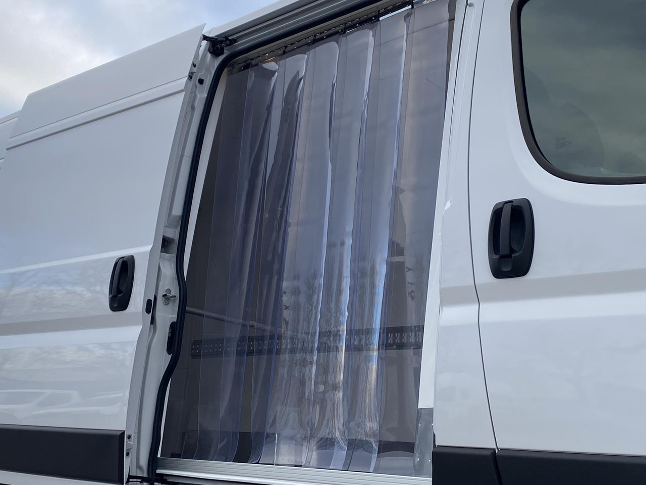 FIAT DUCATO L3H2 180PS BASE HEAVY / FRISCHDIENST + XARIOS 300 12-380V + Heizung - Carrinha frigorífica: foto 5 FIAT DUCATO L3H2 180PS BASE HEAVY / FRISCHDIENST + XARIOS 300 12-380V + Heizung - Carrinha frigorífica: foto 5