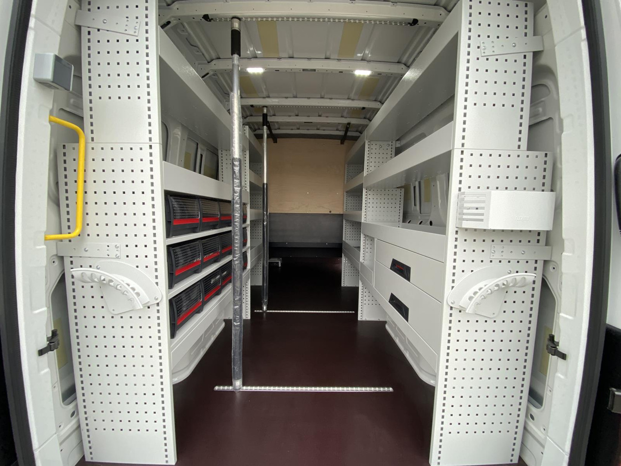 Furgão de passageiros novo MAN TGE L4H3 180KM | SITZBANK ZWEITE REIHE + FLEXMO EINRICHTUNG: foto 6 Furgão de passageiros novo MAN TGE L4H3 180KM | SITZBANK ZWEITE REIHE + FLEXMO EINRICHTUNG: foto 6