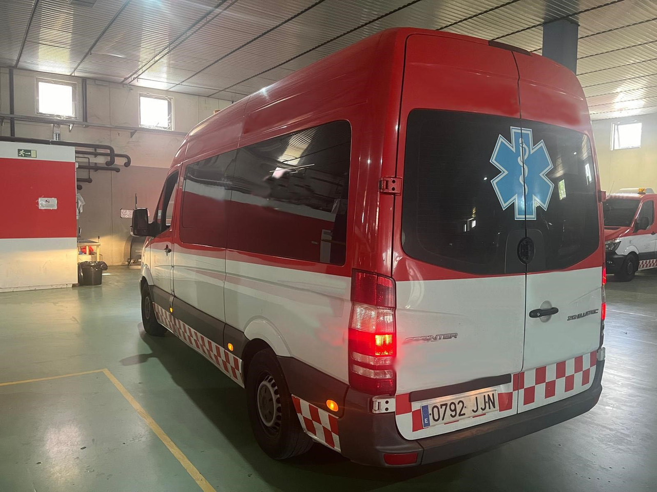 MERCEDES BENZ AMBULANCE FOR DYSABLED PEOPLE Sprinter 313 CDI(15 units) - Ambulância: foto 2 MERCEDES BENZ AMBULANCE FOR DYSABLED PEOPLE Sprinter 313 CDI(15 units) - Ambulância: foto 2