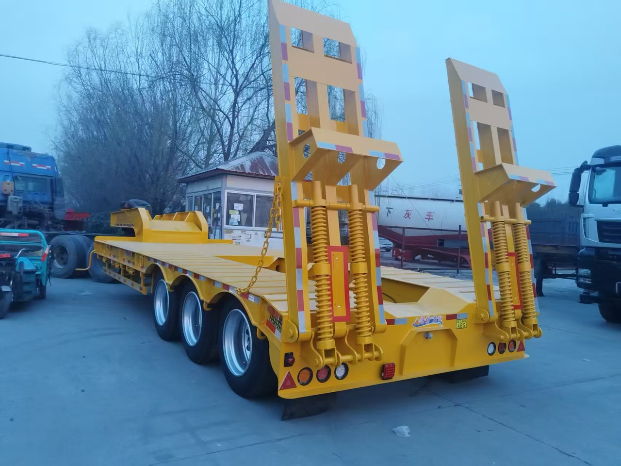 ZHICHENG Semi Flat Bed Low Bed in New Condition - Semi-reboque baixa: foto 1 ZHICHENG Semi Flat Bed Low Bed in New Condition - Semi-reboque baixa: foto 1