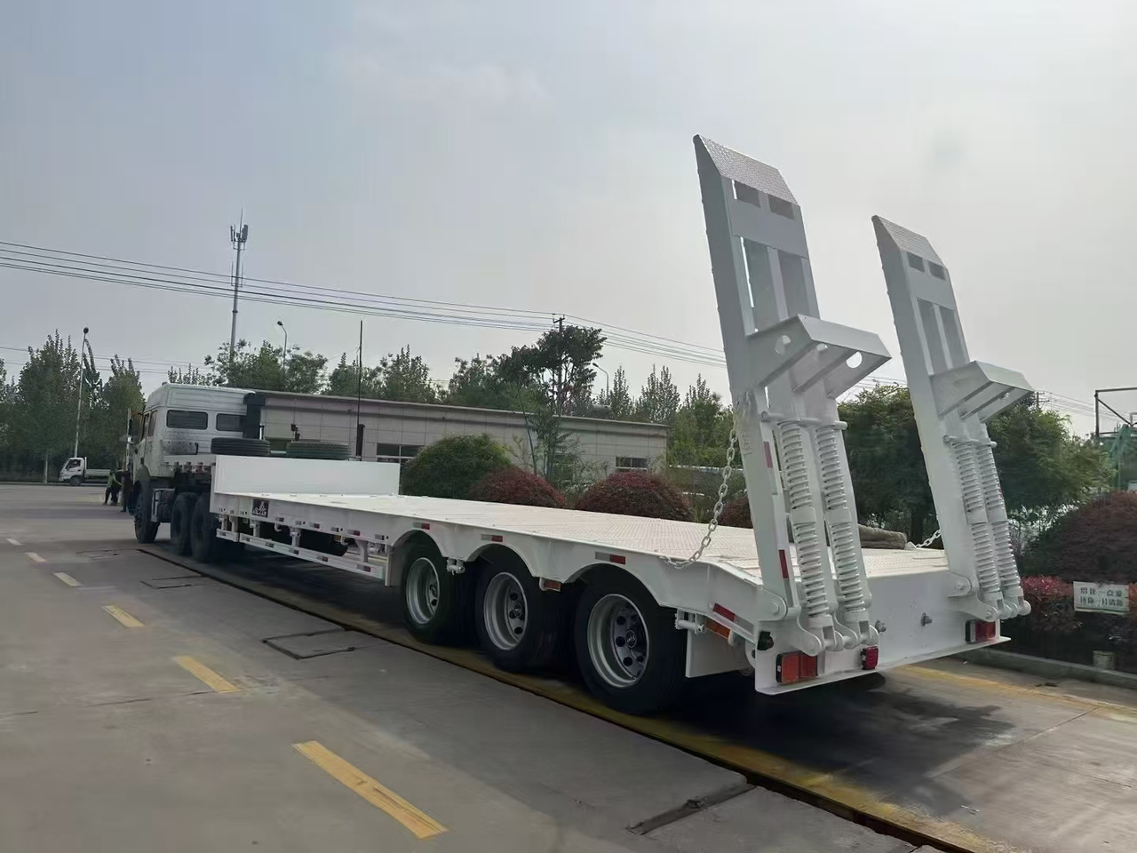 ZHICHENG Semi Flat Bed Low Bed in New or Used with 3 Axles 4 Axles - Semi-reboque baixa: foto 2 ZHICHENG Semi Flat Bed Low Bed in New or Used with 3 Axles 4 Axles - Semi-reboque baixa: foto 2