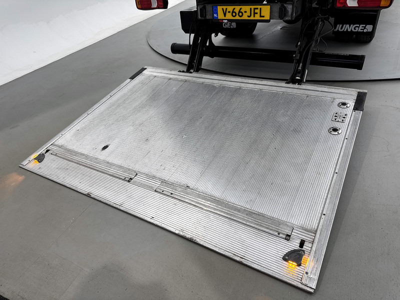 Iveco Daily 35C16H 2.3 410 Bakwagen Laadklep Dubbel lucht Achteruitrijcamera Automaat Bindrails Meubelbak - Carrinha de contentor: foto 4 Iveco Daily 35C16H 2.3 410 Bakwagen Laadklep Dubbel lucht Achteruitrijcamera Automaat Bindrails Meubelbak - Carrinha de contentor: foto 4