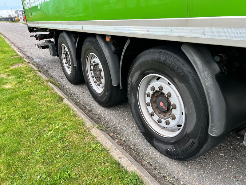 Kögel 3 - assige koeloplegger Lift axle / Carrier Vector 1950 - Semi-reboque frigorífico: foto 4 Kögel 3 - assige koeloplegger Lift axle / Carrier Vector 1950 - Semi-reboque frigorífico: foto 4