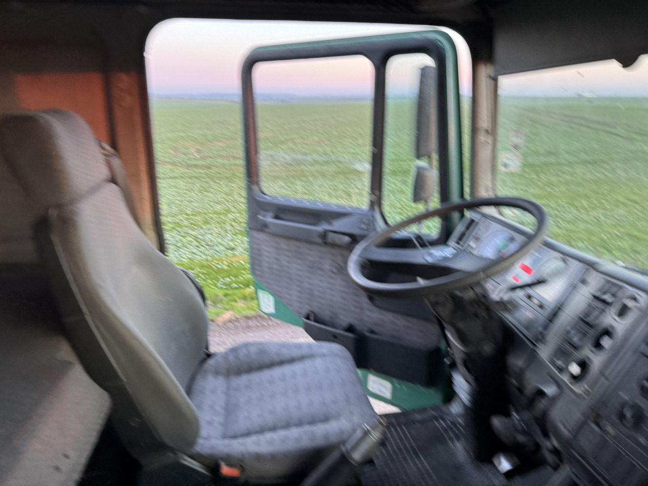 MAN 26 414 6x4 KIPPER L2000 Euro3 Manual Injection Pomp - Camião: foto 3 MAN 26 414 6x4 KIPPER L2000 Euro3 Manual Injection Pomp - Camião: foto 3