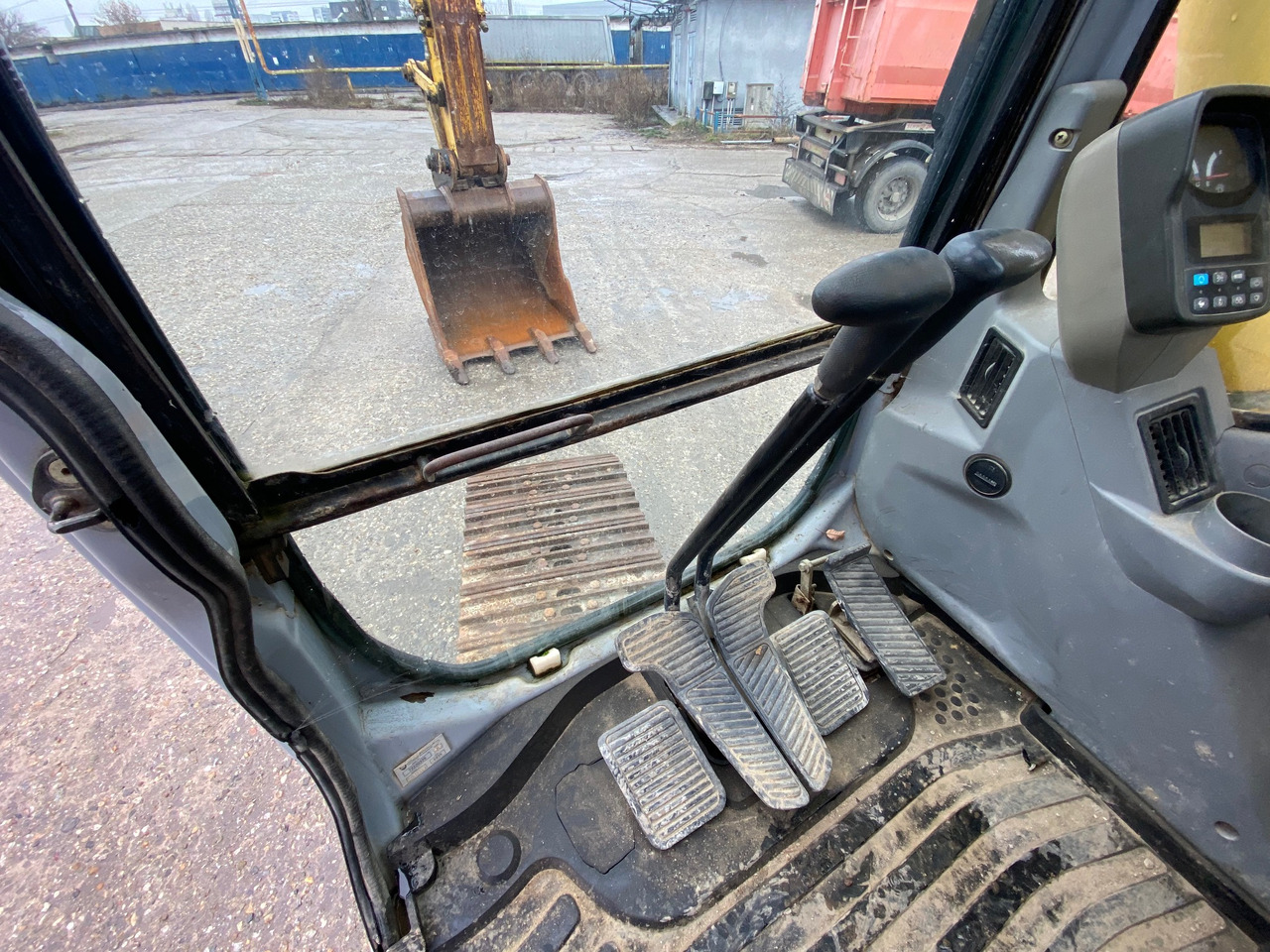 New Holland Kobelco E 215 22 T Klima - Escavadora de rastos: foto 5 New Holland Kobelco E 215 22 T Klima - Escavadora de rastos: foto 5