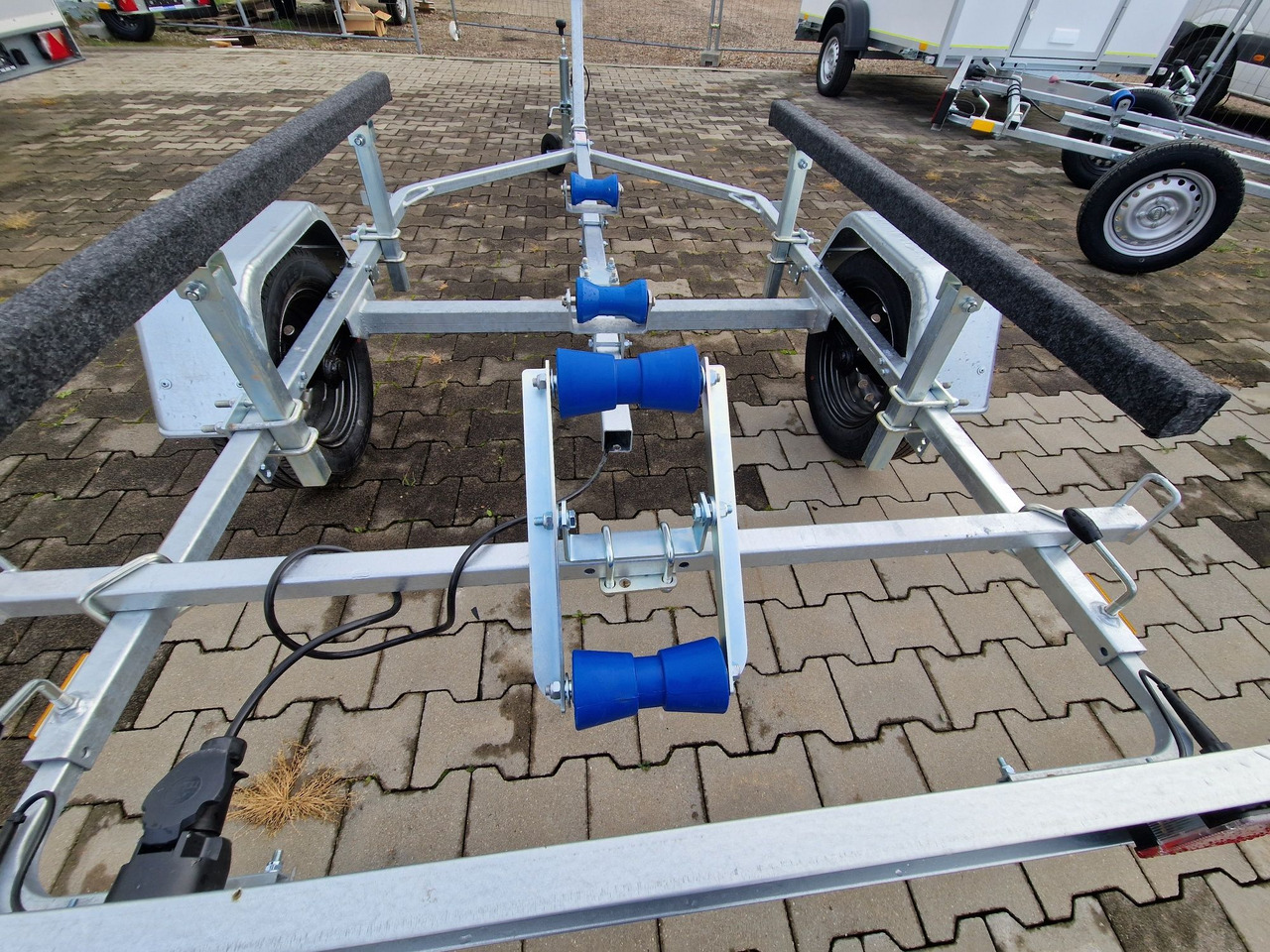 Nowa Przyczepa 2025 Podłodziowa ponton łódź Niewiadów P400 P415 do 6m - Reboque transporte de veículos: foto 1 Nowa Przyczepa 2025 Podłodziowa ponton łódź Niewiadów P400 P415 do 6m - Reboque transporte de veículos: foto 1