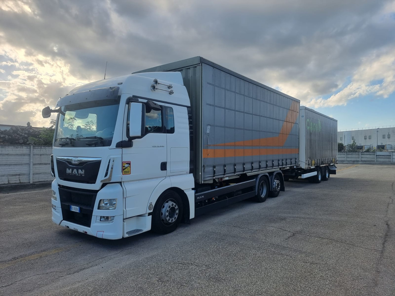 AUTOCARRO PORTACASSE - 2016 - 781000 km MAN TGX 26.440 6x2 - Camião de lona, Reboque de lona: foto 2 AUTOCARRO PORTACASSE - 2016 - 781000 km MAN TGX 26.440 6x2 - Camião de lona, Reboque de lona: foto 2