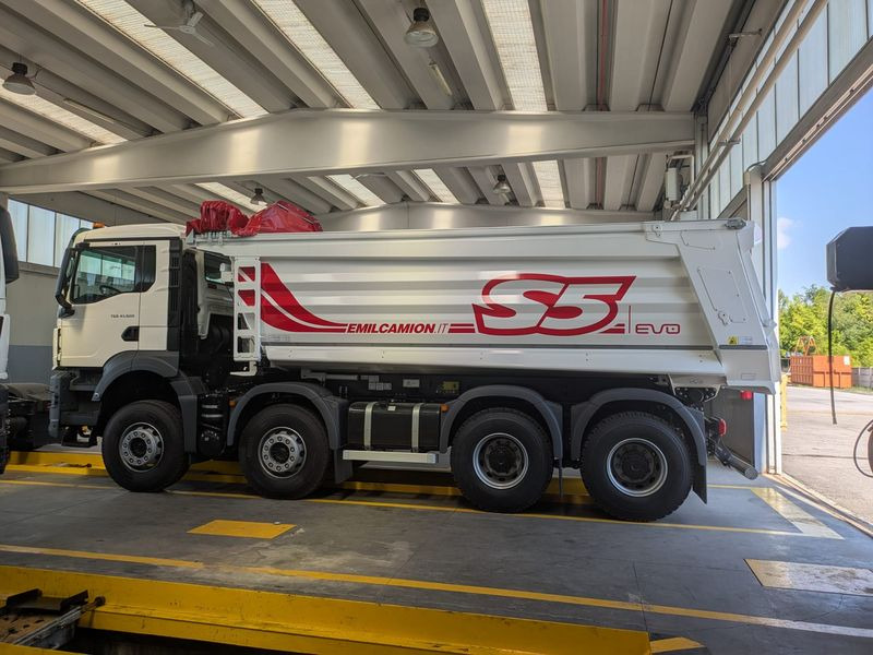 CAMION RIBALTABILE 4 ASSI 520 hp VASCA S5 NUOVO MAN TGS 41.520 8x4 BB CH - Camião basculante: foto 2 CAMION RIBALTABILE 4 ASSI 520 hp VASCA S5 NUOVO MAN TGS 41.520 8x4 BB CH - Camião basculante: foto 2