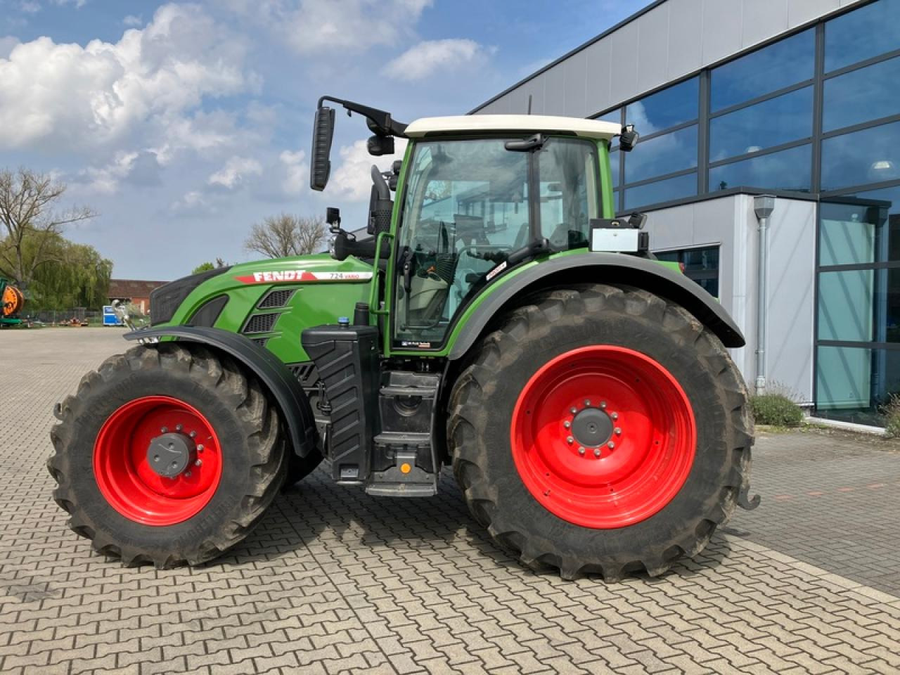 Fendt VARIO 724 GEN 6 PROFI PLUS SET 2 - Trator: foto 2 Fendt VARIO 724 GEN 6 PROFI PLUS SET 2 - Trator: foto 2