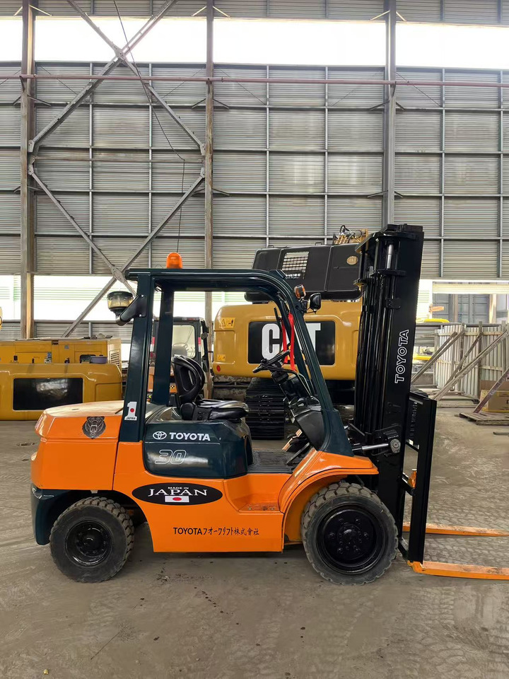 Toyota FD30 Forklift - Empilhadeira a diesel: foto 1 Toyota FD30 Forklift - Empilhadeira a diesel: foto 1