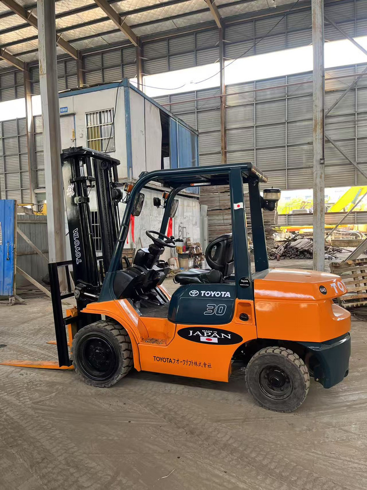 Toyota FD30 Forklift - Empilhadeira a diesel: foto 3 Toyota FD30 Forklift - Empilhadeira a diesel: foto 3