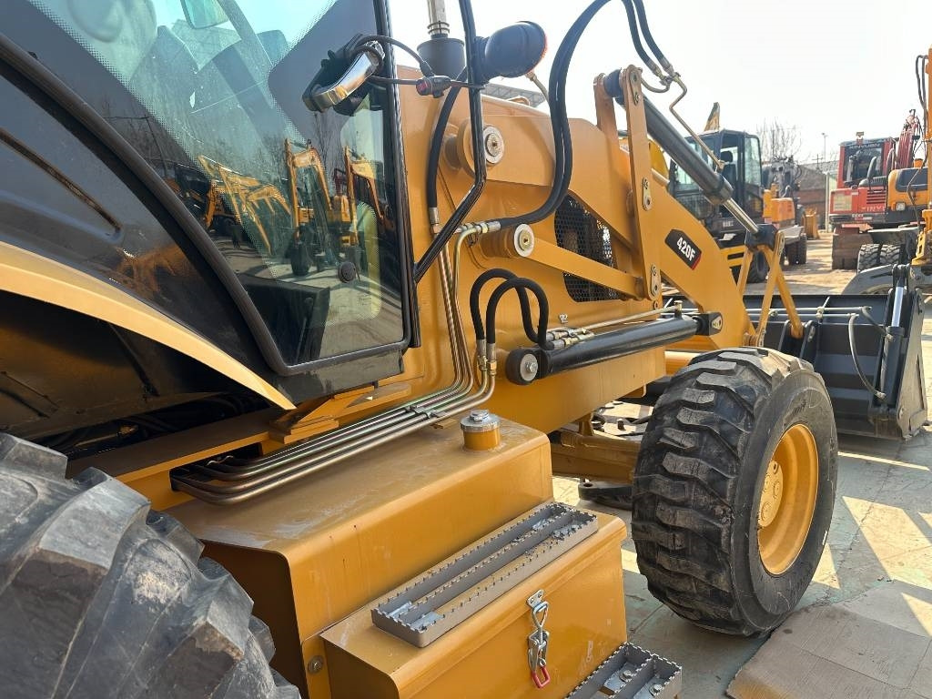 Retroescavadeira CAT 420 F ST: foto 9