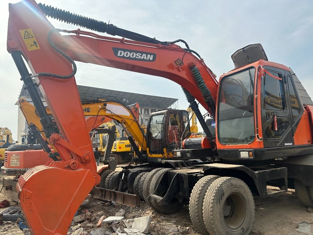 Doosan 150 - Escavadeira de rodas: foto 5 Doosan 150 - Escavadeira de rodas: foto 5