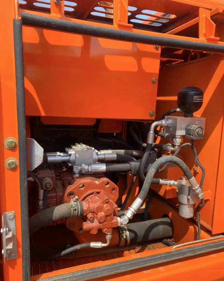 Doosan DH 150 - Escavadora de rastos: foto 3 Doosan DH 150 - Escavadora de rastos: foto 3