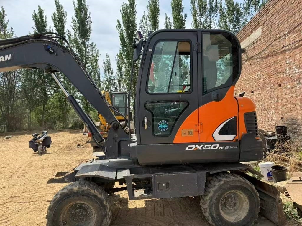 Doosan DX60W - Escavadeira de rodas: foto 2 Doosan DX60W - Escavadeira de rodas: foto 2
