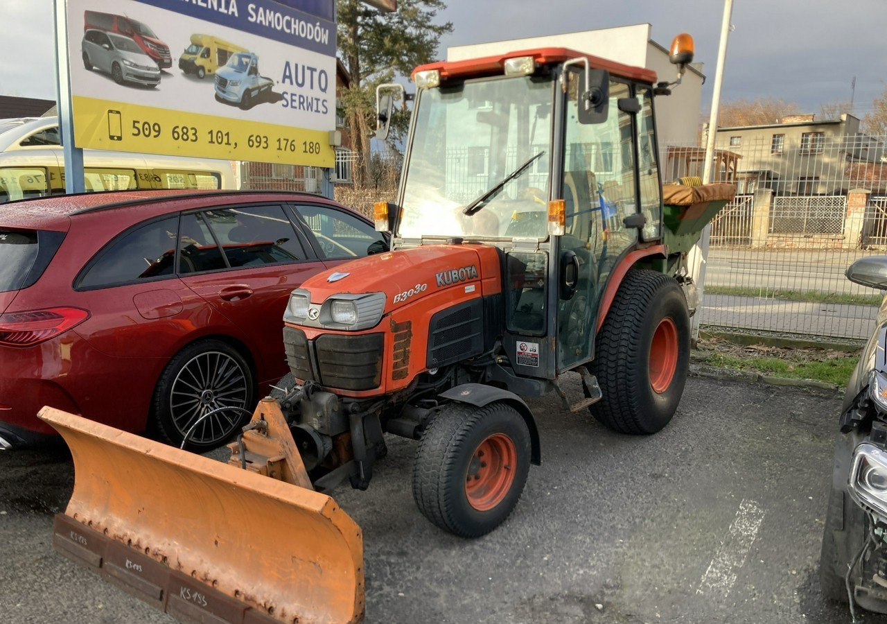 Inna Inny Traktor Kubota 4X4 B 3030 Odśnieżarka posypywarka Pług 2011 - Trator municipal: foto 1 Inna Inny Traktor Kubota 4X4 B 3030 Odśnieżarka posypywarka Pług 2011 - Trator municipal: foto 1