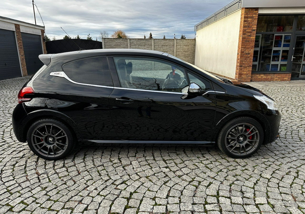 Peugeot 208 I 208GTI Sport 1.6THP 208KM Panorama Led JBL Navi Kamera OZ-Racing 201 - Automóvel: foto 2 Peugeot 208 I 208GTI Sport 1.6THP 208KM Panorama Led JBL Navi Kamera OZ-Racing 201 - Automóvel: foto 2