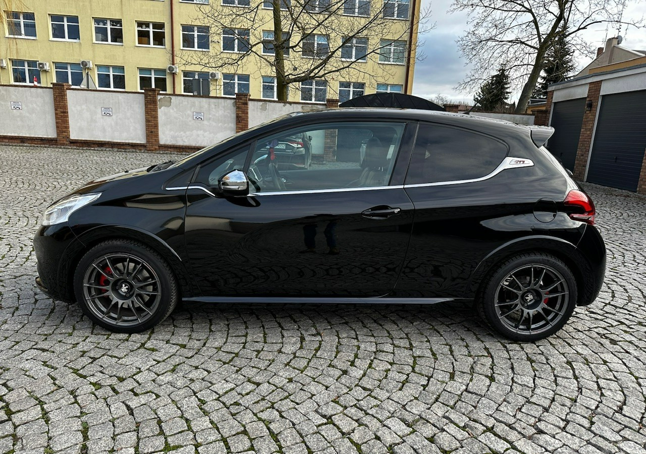 Peugeot 208 I 208GTI Sport 1.6THP 208KM Panorama Led JBL Navi Kamera OZ-Racing 201 - Automóvel: foto 5 Peugeot 208 I 208GTI Sport 1.6THP 208KM Panorama Led JBL Navi Kamera OZ-Racing 201 - Automóvel: foto 5