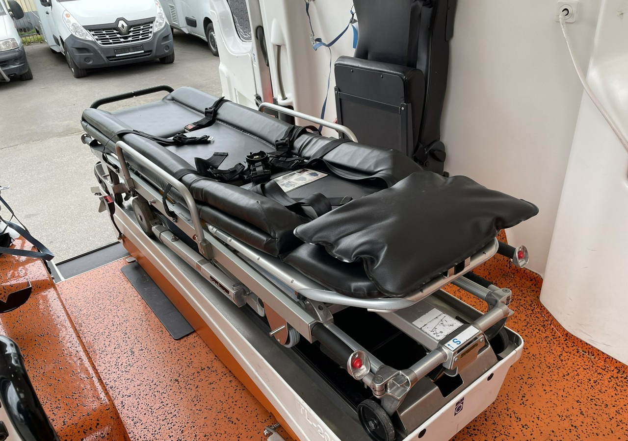 Volkswagen Crafter Crafter 2.0-163KM Karetka Ambulans Wyposażony Model 2016 - Ambulância: foto 3 Volkswagen Crafter Crafter 2.0-163KM Karetka Ambulans Wyposażony Model 2016 - Ambulância: foto 3