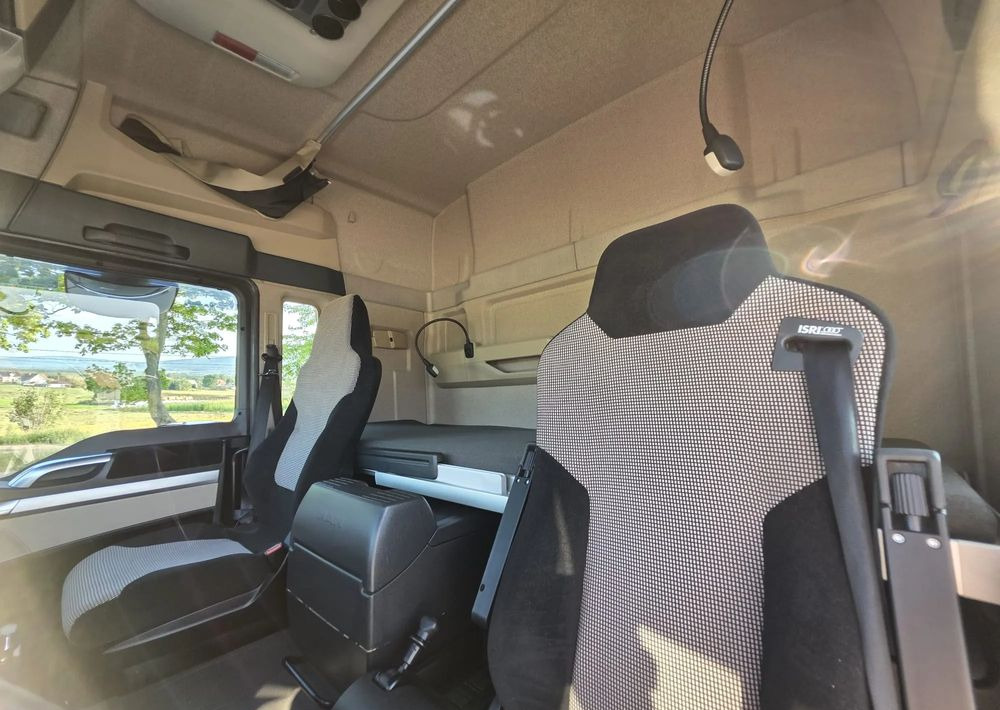 Camião de lona MAN TGM 15.290 / BURTO-FIRANKA / CAŁY NA PODUSZKACH /KLIMA POSTOJOWA / 2018R / NISKI PRZEBIEG / 18 PALET / E6 / JAK NOWY / WINDA /: foto 20 Camião de lona MAN TGM 15.290 / BURTO-FIRANKA / CAŁY NA PODUSZKACH /KLIMA POSTOJOWA / 2018R / NISKI PRZEBIEG / 18 PALET / E6 / JAK NOWY / WINDA /: foto 20