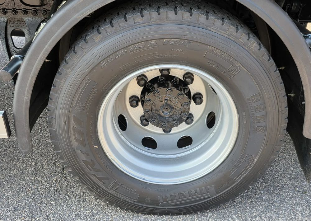 Camião de lona MAN TGM 15.290 / BURTO-FIRANKA / CAŁY NA PODUSZKACH /KLIMA POSTOJOWA / 2018R /  NISKI PRZEBIEG / 18 PALET / E6 / JAK NOWY / WINDA /: foto 18 Camião de lona MAN TGM 15.290 / BURTO-FIRANKA / CAŁY NA PODUSZKACH /KLIMA POSTOJOWA / 2018R /  NISKI PRZEBIEG / 18 PALET / E6 / JAK NOWY / WINDA /: foto 18