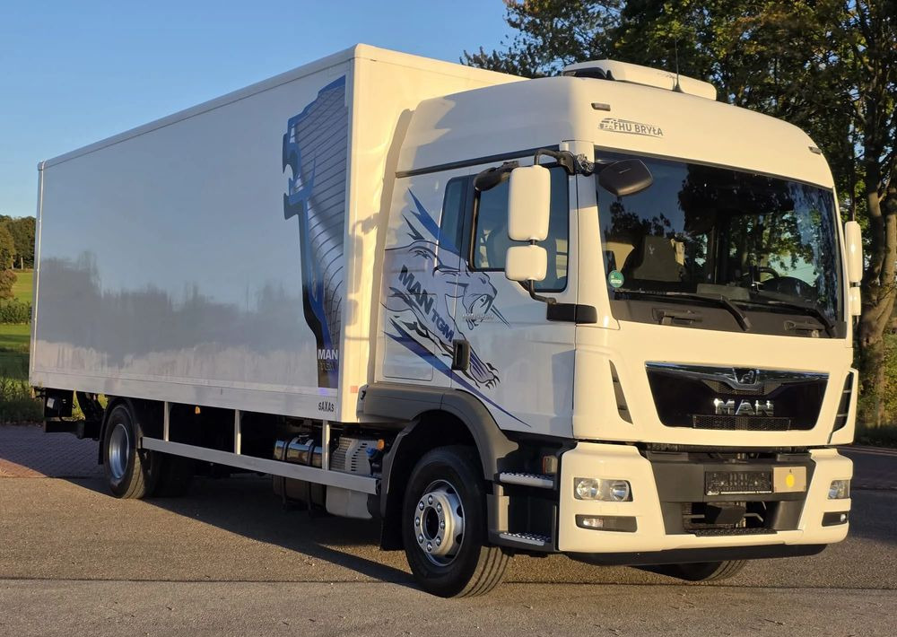 MAN TGM 15.290 / TGL / KONTENER / IZOTERMA / WINDA / KLIMA POSTOJOWA / 2019R / EURO 6 / PEŁEN SERWIS / 8200KG ŁADOWNOŚĆ / SPROWADZONY / ZADBANY / JAK NOWY / KSIĄŻKA SERWISOWA / E6 / 18 PALET - Camião furgão: foto 2 MAN TGM 15.290 / TGL / KONTENER / IZOTERMA / WINDA / KLIMA POSTOJOWA / 2019R / EURO 6 / PEŁEN SERWIS / 8200KG ŁADOWNOŚĆ / SPROWADZONY / ZADBANY / JAK NOWY / KSIĄŻKA SERWISOWA / E6 / 18 PALET - Camião furgão: foto 2