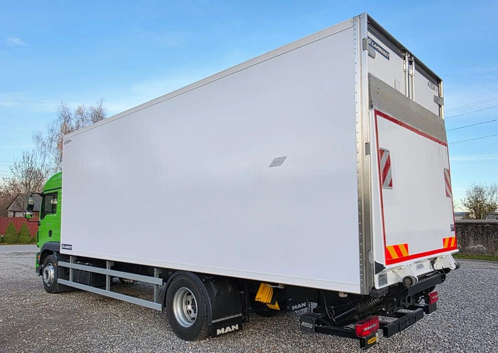 MAN TGM 18.320 / 18.290 / 15.290 / IZOTERMA / WINDA / 19PALET / E6 / 08.2018 / LIFT / SPROWADZONY / AUTOMAT / SYPIALKA / PIERWSZY WŁAŚCICIEL / BOCZNE DRZWI / STAN BARDZO DOBRY - Camião frigorífico: foto 4 MAN TGM 18.320 / 18.290 / 15.290 / IZOTERMA / WINDA / 19PALET / E6 / 08.2018 / LIFT / SPROWADZONY / AUTOMAT / SYPIALKA / PIERWSZY WŁAŚCICIEL / BOCZNE DRZWI / STAN BARDZO DOBRY - Camião frigorífico: foto 4