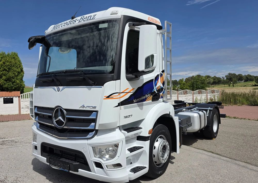 Mercedes-Benz ANTOS 1827 / ATEGO / ACTROS / E6 / ROZSTAW OSI 3.75M / WYWROT / BECZKA / UTRZYMANIE DRÓG / HAKOWIEC / SPROWADZONY / PIERWSZY WŁAŚCICIEL / STAN BDB - Camião chassi: foto 2 Mercedes-Benz ANTOS 1827 / ATEGO / ACTROS / E6 / ROZSTAW OSI 3.75M / WYWROT / BECZKA / UTRZYMANIE DRÓG / HAKOWIEC / SPROWADZONY / PIERWSZY WŁAŚCICIEL / STAN BDB - Camião chassi: foto 2